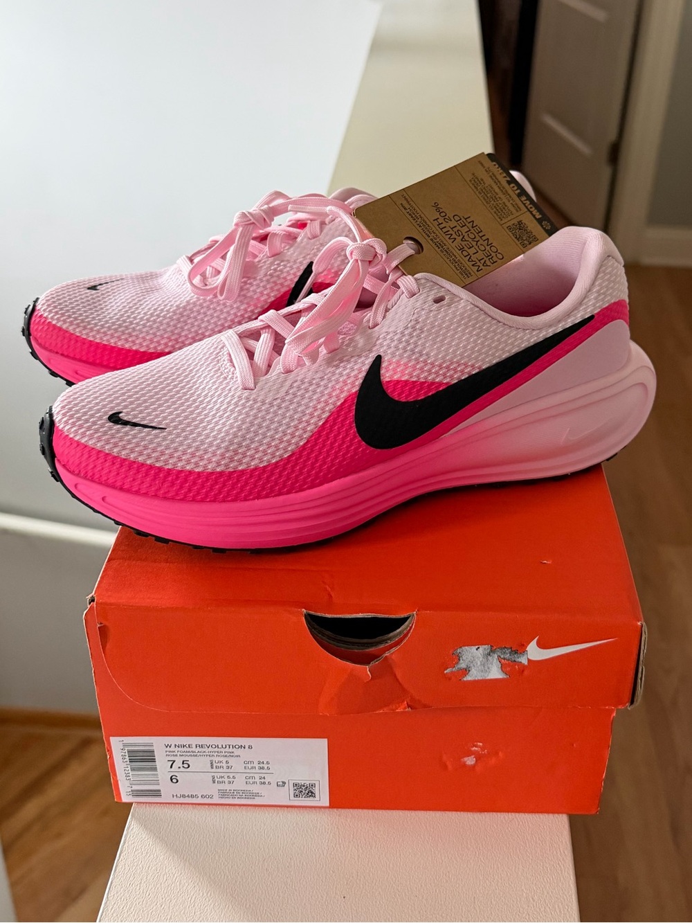 Brand new”NIKE Revolution 8”women’s sneakers.Size-7.5,color-pink/black 🩷🖤